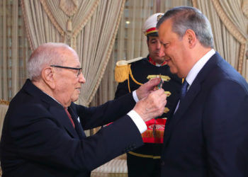 الرئيس-يمنح-حمدي-المدب-الصنف-الأول-من-وسام-الجمهوريّة-2